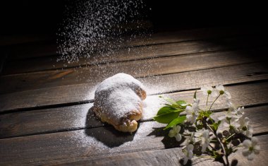 kruvasan ahşap masa üzerine pudra şekeri ile