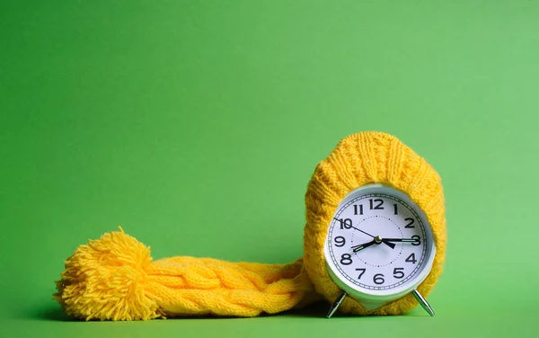 Alarm Clock Gele Hoed Groene Achtergrond — Stockfoto