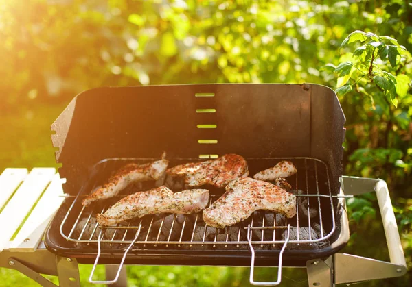 Barbekü Izgara Açık Çeşitli Türleri Ile — Stok fotoğraf