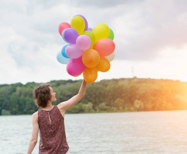 açık renkli balonlarla kız