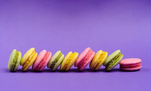 Zoete Kleurrijke Frans Bitterkoekjes Macaron Paarse Achtergrond — Stockfoto