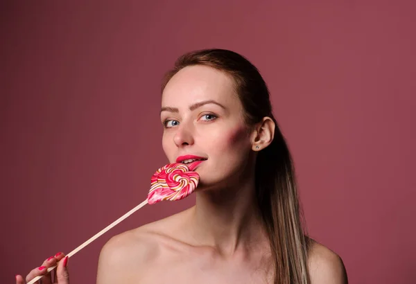 Chica Sexy Emocional Con Una Piruleta Sobre Fondo Rosa Estudio —  Fotos de Stock