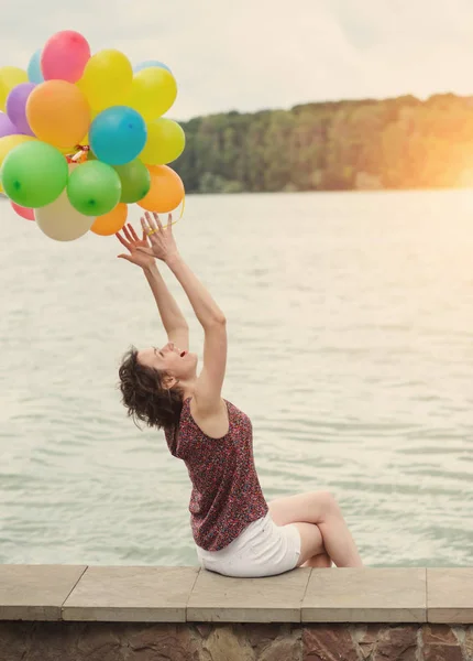 Flicka Med Färgglada Ballonger Utomhus — Stockfoto