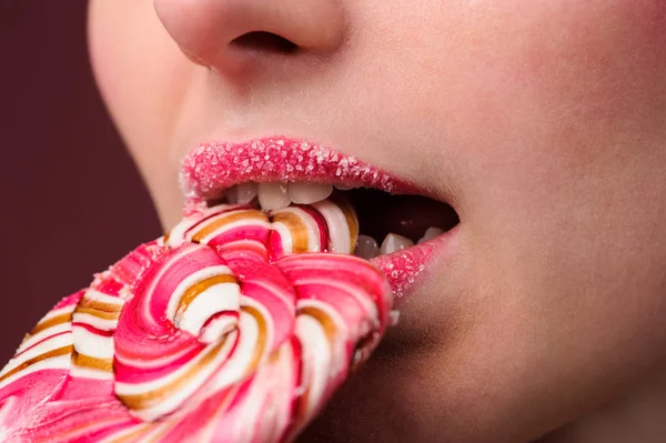Sexy Warga Lollipop Różowym Tle Studio — Zdjęcie stockowe