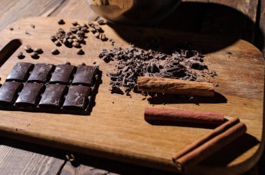 Çikolata farklı türleri. Ahşap bir arka plan üzerinde.