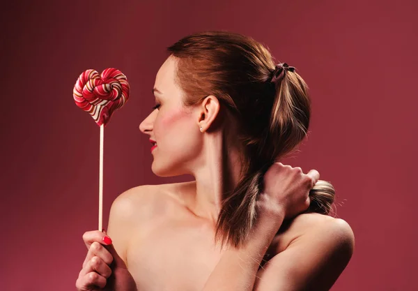Эмоциональная Сексуальная Девушка Леденцом Розовом Фоне Студии — стоковое фото
