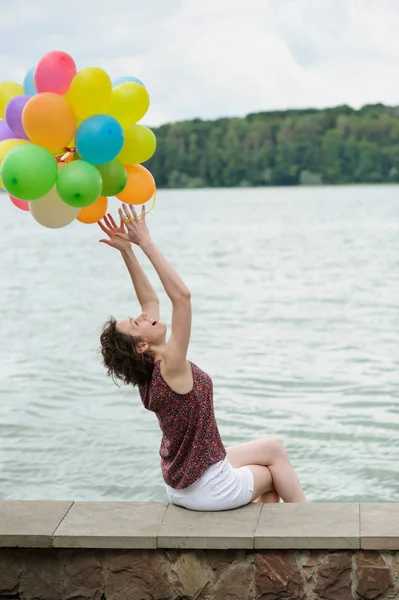 Κορίτσι Πολύχρωμα Μπαλόνια Εξωτερική — Φωτογραφία Αρχείου