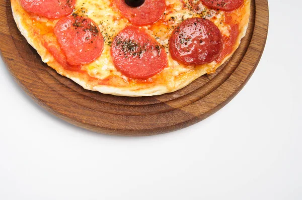 美味的披萨用木制盘子盛放 与白色隔离 — 图库照片