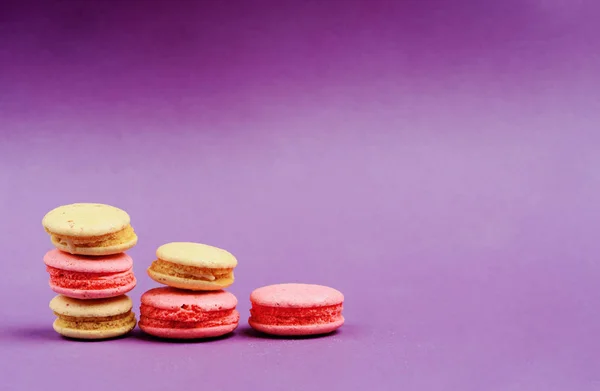 Zoete Kleurrijke Frans Bitterkoekjes Macaron Paarse Achtergrond — Stockfoto