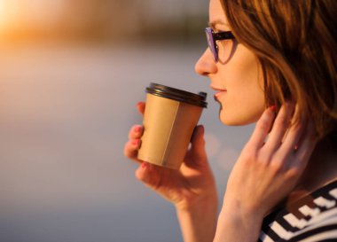 Kağıt bardak ile lezzetli İçecek açık kızla