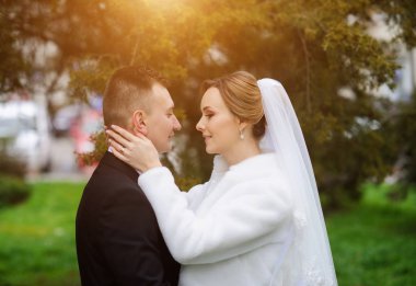 Genç bir çift romantik anların tadını çıkarıyor.