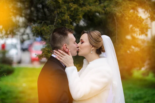 Mladý svatební pár těší romantické okamžiky — Stock fotografie