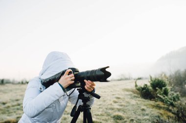 kamera ve tripod açık manzara pic alarak fotoğrafçı