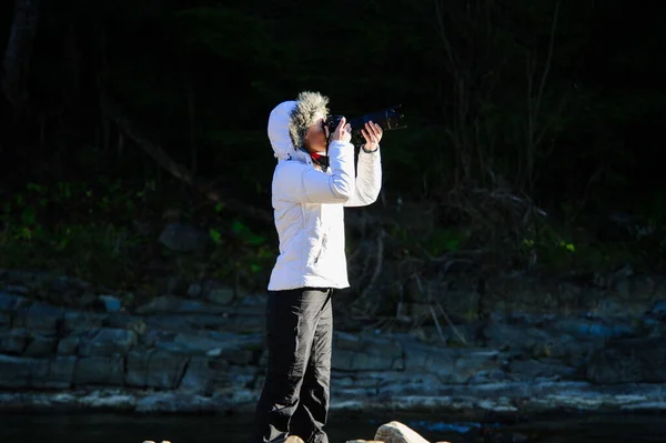 Photographer with camera outdoor taking landscape picture — Stock Photo, Image