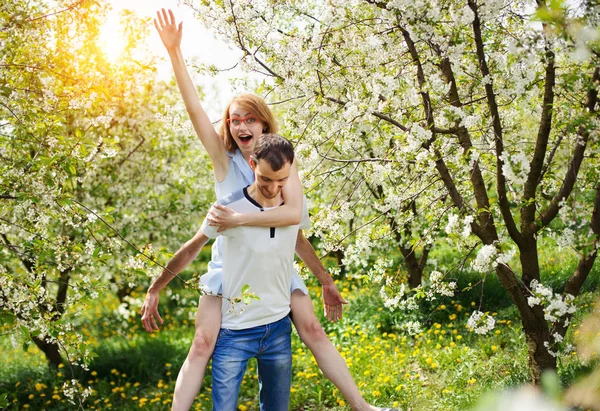 Jovem casal se divertir no jardim — Fotografia de Stock
