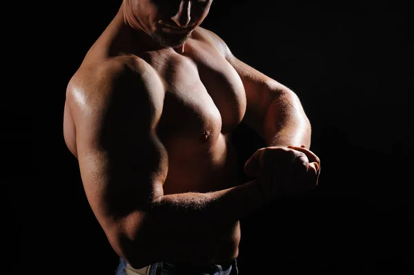 Imagen del hombre muscular posando en el estudio — Foto de Stock