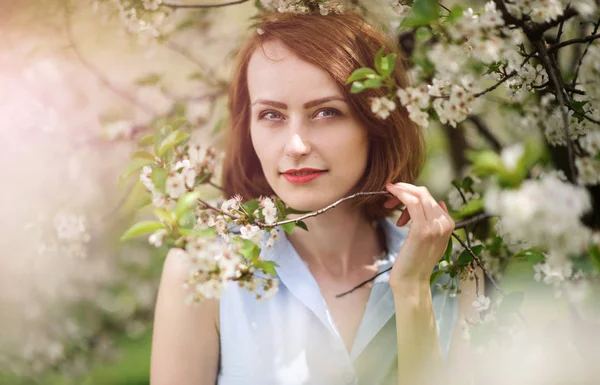 Porträtt av en ung kvinna i trädgården — Stockfoto