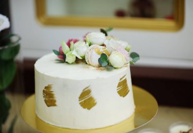 Masadaki büyük doğum günü pastası