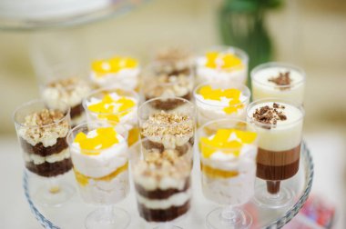 Şenlik masasında tatlı şekerler.