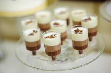 Şenlik masasında tatlı şekerler.