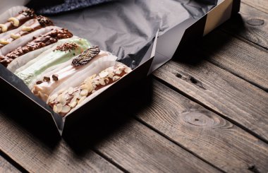 Tahta bir masada tatlı şekerler.