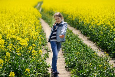Köy yolunda genç bir kız