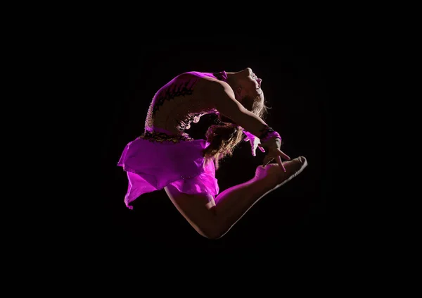 Joven Hermosa Bailarina Gimnasia Saltando Estudio Sobre Fondo Negro —  Fotos de Stock