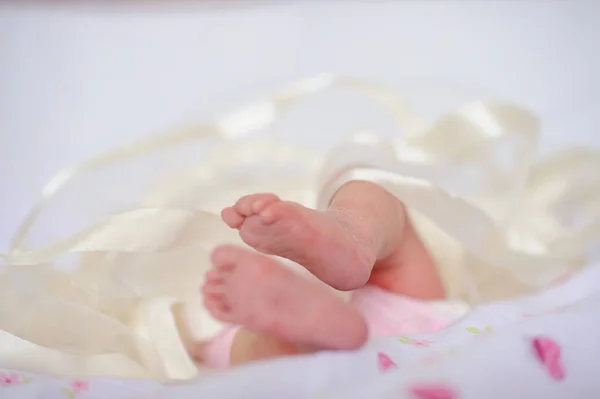 Novorozené Dětské Nohy Lehkém Pozadí — Stock fotografie