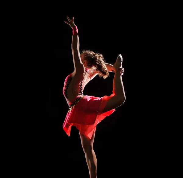 Jeune Belle Danseuse Gymnastique Sautant Studio Sur Fond Noir — Photo