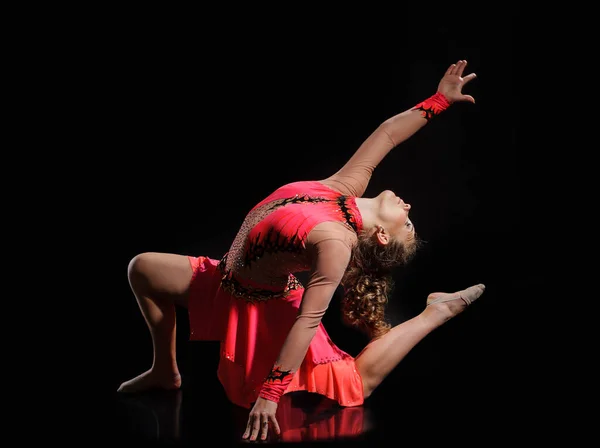 Jovem Bela Ginástica Dançarina Posando Estúdio Sobre Fundo Preto — Fotografia de Stock