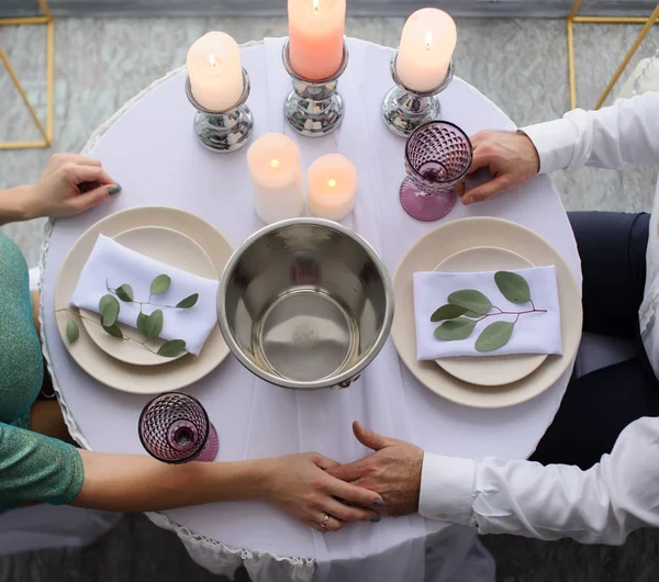 Szczęśliwa Para Romantyczną Randkę Wyśmienitą Restaurację Piją Wino Okulary Klinujące — Zdjęcie stockowe