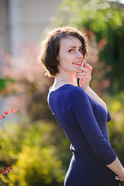Vacker Kvinna Blå Klänning Utomhus — Stockfoto