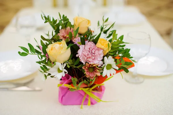 Bouquet Fleurs Sur Une Table — Photo