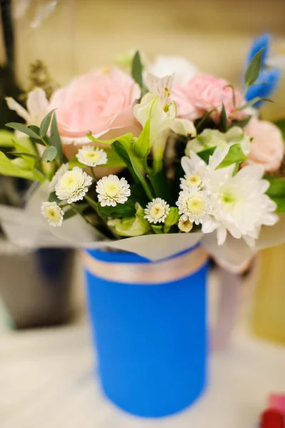 Blumenstrauß Auf Einem Tisch — Stockfoto