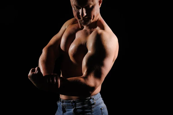 Imagen Del Hombre Muscular Posando Estudio Sobre Fondo Negro — Foto de Stock