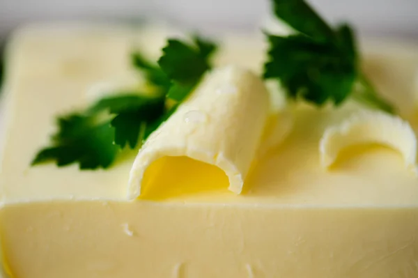 Kawałek Masła Pietruszki Biurku — Zdjęcie stockowe