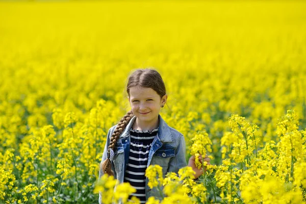 Chica Joven Campo Amarillo —  Fotos de Stock