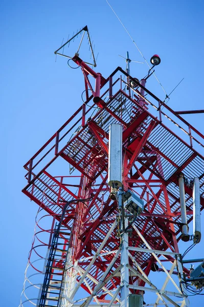 Телекоммуникационная Радиосигнальная Башня Над Голубым Небом — стоковое фото