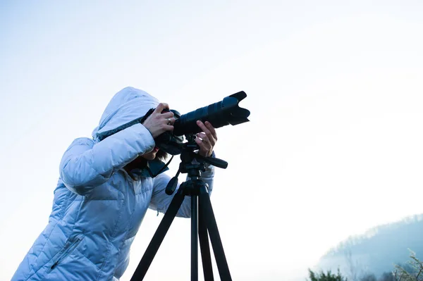 Fotograf Mit Kamera Und Stativ Freien Macht Landschaftsbild — Stockfoto