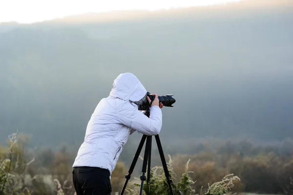 Kamera Tripod Açık Manzara Resim Yapma Ile Fotoğrafçı — Stok fotoğraf