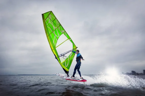 Salto de windsurfista profissional — Fotografia de Stock