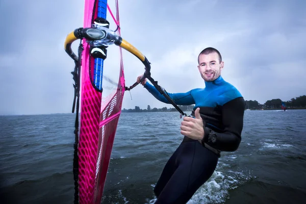 Surfař dává palec — Stock fotografie