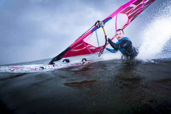 Windsurfer arrastra el cuerpo —  Fotos de Stock