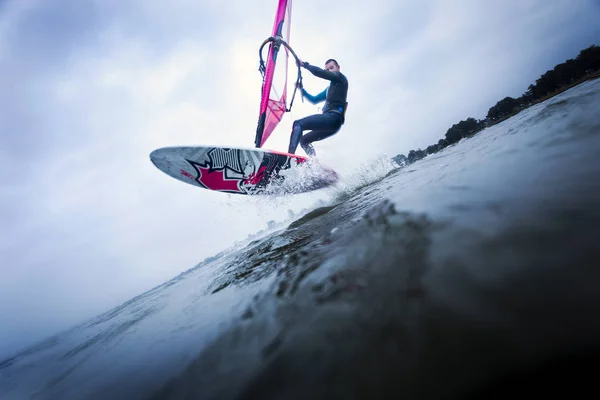 Windsurfer atrofiándose en las olas —  Fotos de Stock