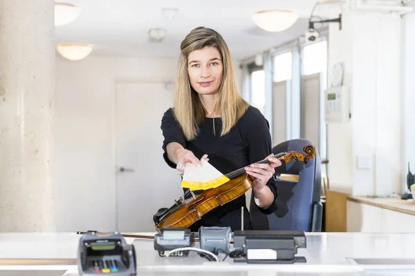 Violinista ofreciendo entradas — Foto de Stock