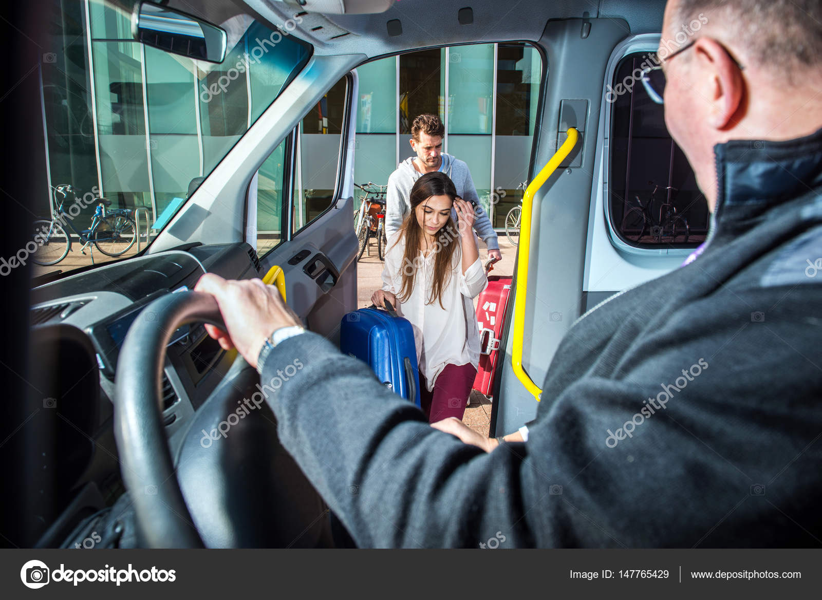 Minivan taxi picking up two passengers — Stock Photo © Corepics 147765429