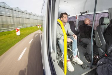 Bir tekerlekli sandalyede oturan engelli kişi 