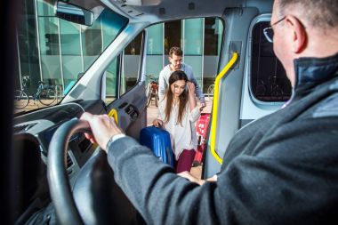 İki yolcu toplama minivan taksi