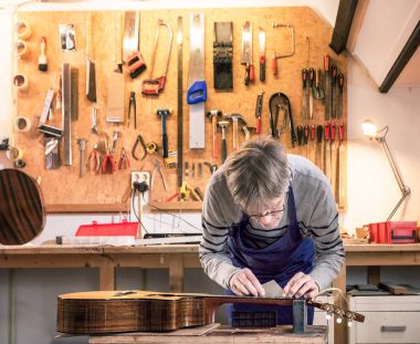 Onun atölyesinde bir gitar perdeler tesviye ustası