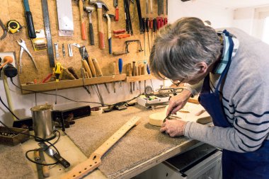 Bir elektro gitar neckpocket dosyalama luthier